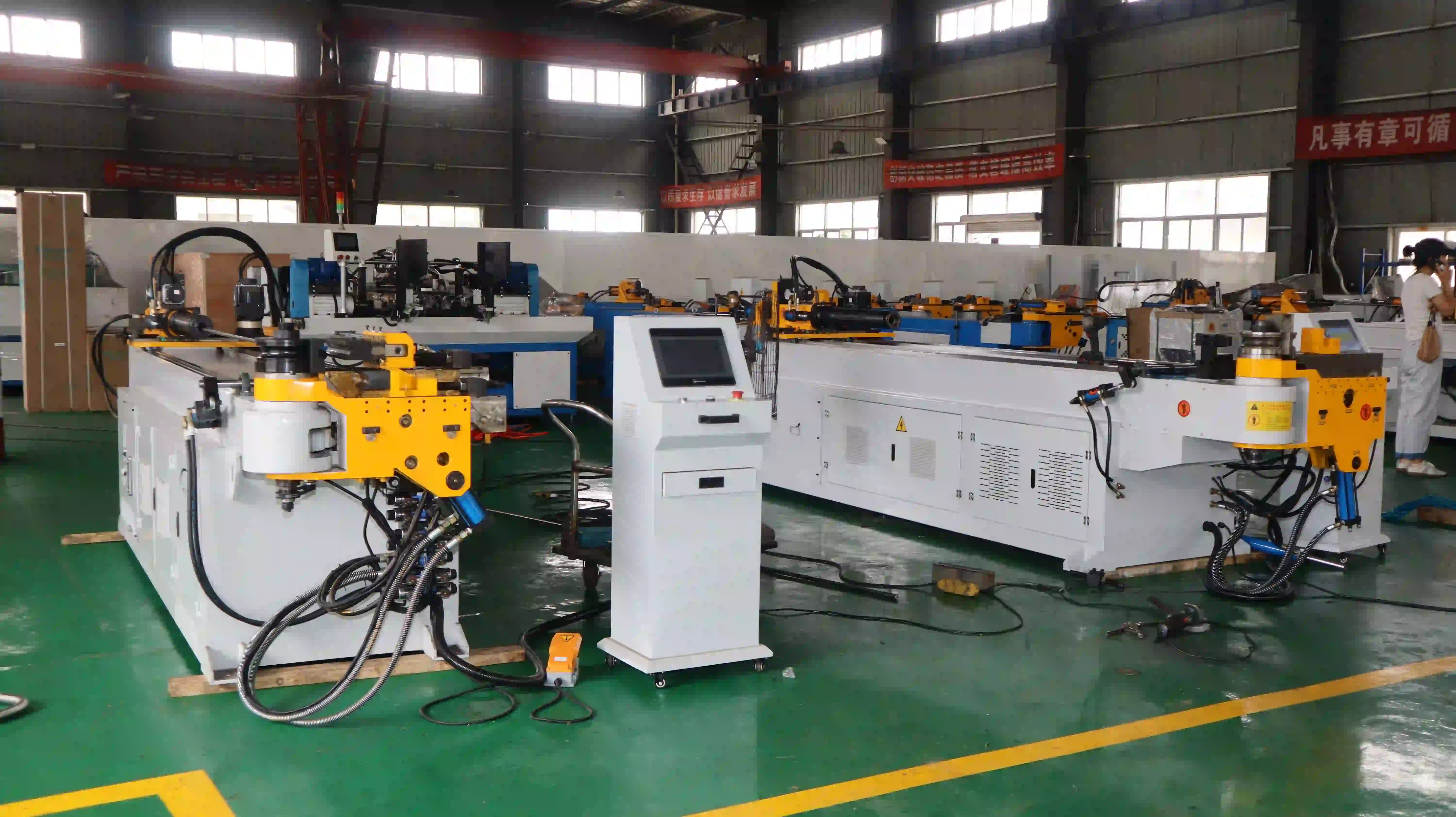 pipe bending machine manufacturers factory workshop real shot, multiple CNC hydraulic pipe bending machines production line display, industrial metal tube bending equipment factory workshop photo