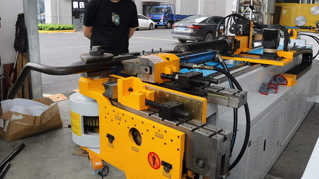 pipe bending machine manufacturers on-site video cover, fully automatic CNC hydraulic pipe bending machine real machine introduction, factory engineer display metal tube bending equipment outdoor workshop shooting